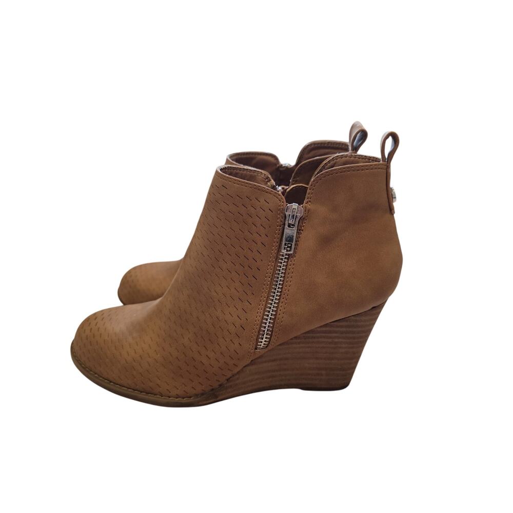 DV Dolce Vita Perforated Tan Wedge Ankle Booties Side Zip Western Boho Size 7